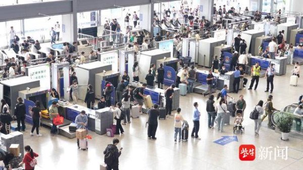 安全的股票配资平台 假期首日铁路南京站迎客流高峰 增开临时旅客列车98.5对