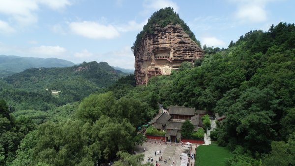 十大股票配资网站 1400年前已有“3D壁画”“吊带裙”，今夏足不出沪可赏麦积山石窟艺术